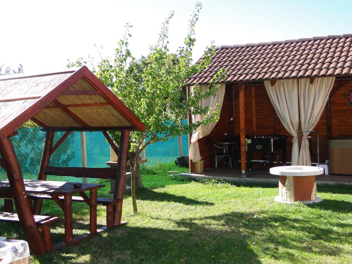 Vadrozsa Vendeghaz-Apartman Demjén Exteriér fotografie