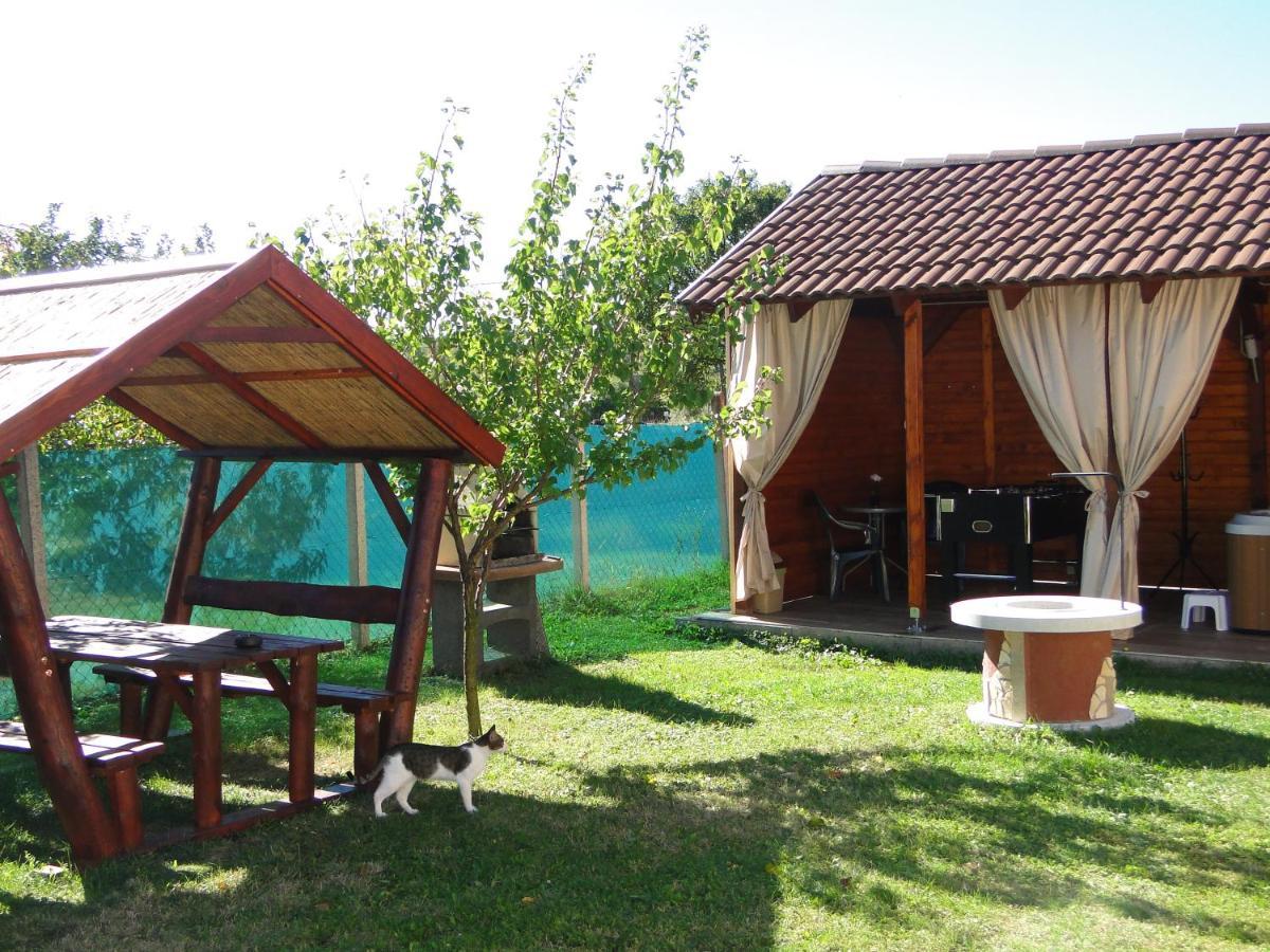 Vadrozsa Vendeghaz-Apartman Demjén Exteriér fotografie