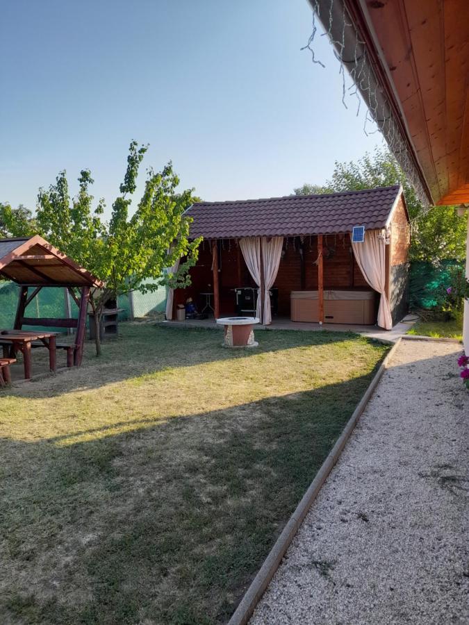 Vadrozsa Vendeghaz-Apartman Demjén Exteriér fotografie